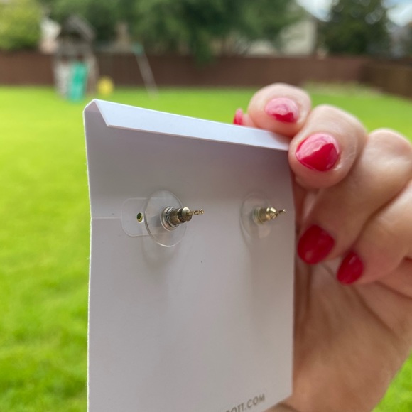 Kendra Scott Turquoise and gold Hillary Stud - Picture 3 of 3